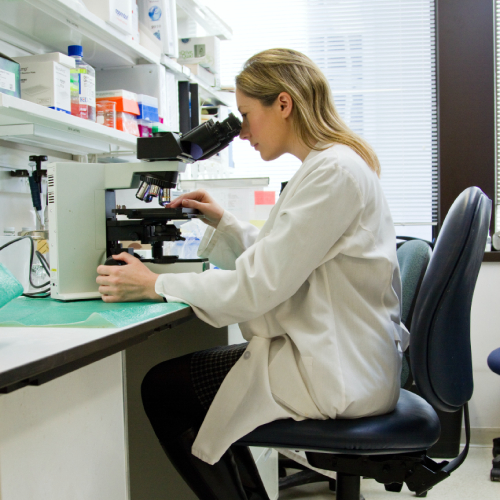 ANVISA edita novas regras sobre registro de insumos farmacêuticos e produtos de saúde, exportação de substâncias e laboratórios oficiais no contexto da COVID-19